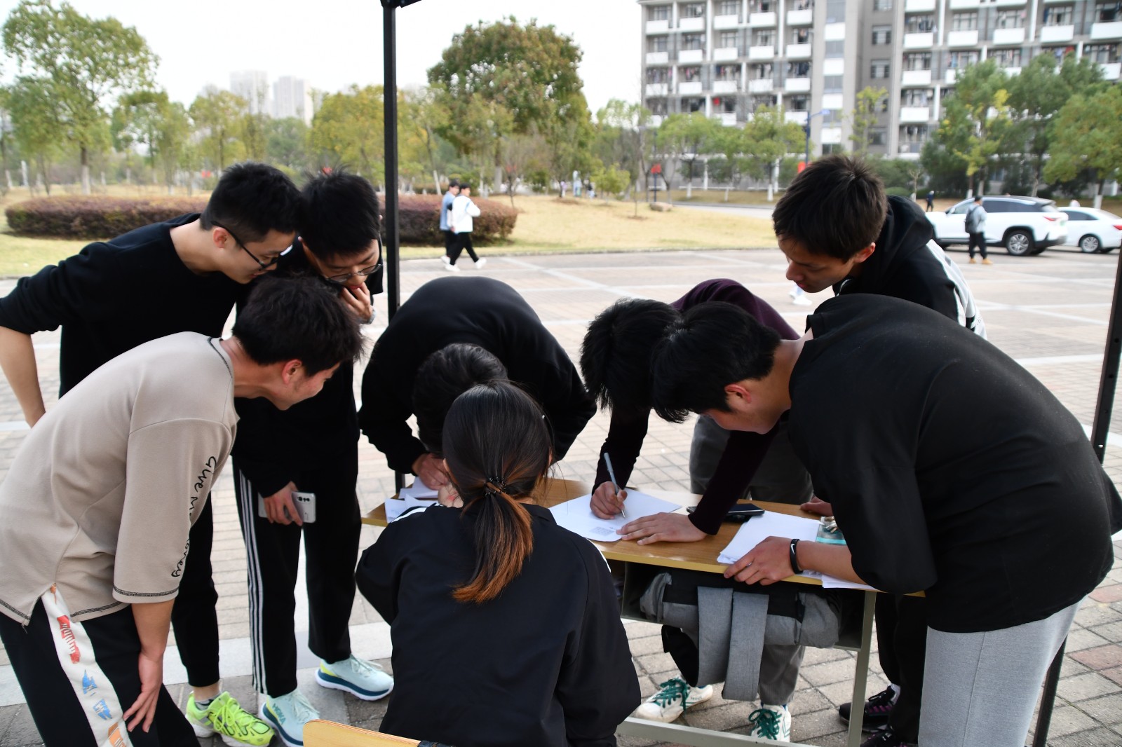 （图6：数学闯关代表队在指定关卡推算解题）.JPG