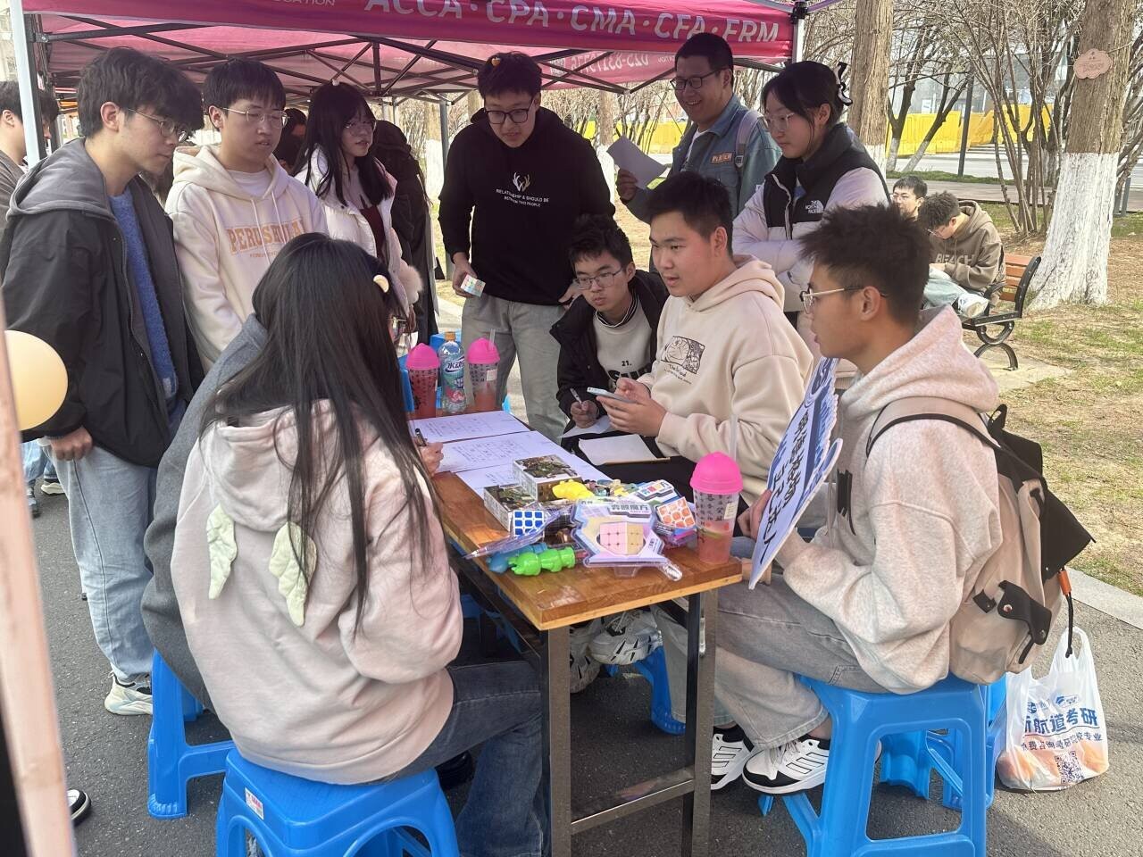 1711959170956337.jpg 图4:南京信息工程大学数学文化节“趣味游园会”户外现场.jpg