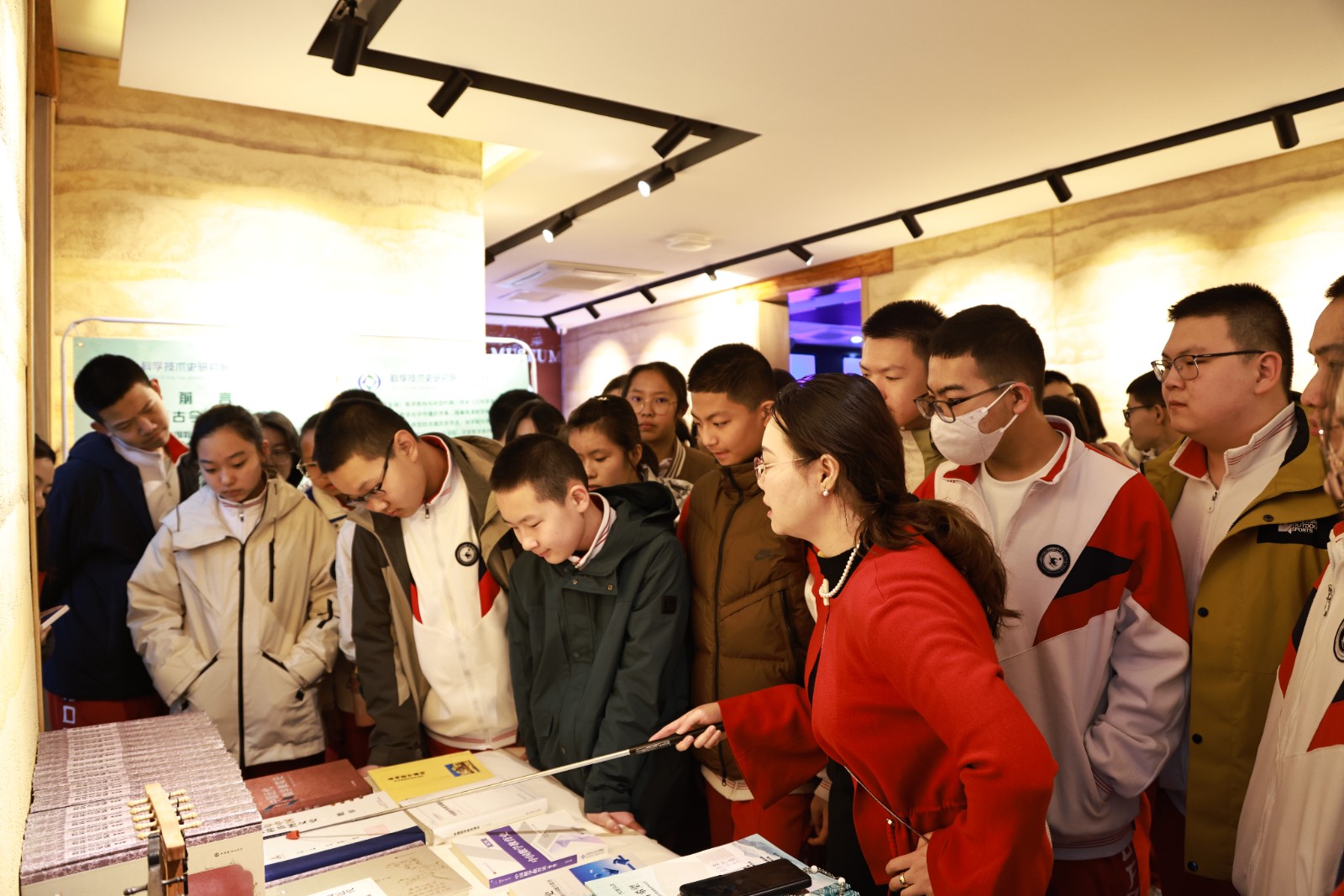 中学生参观展览现场2.JPG
