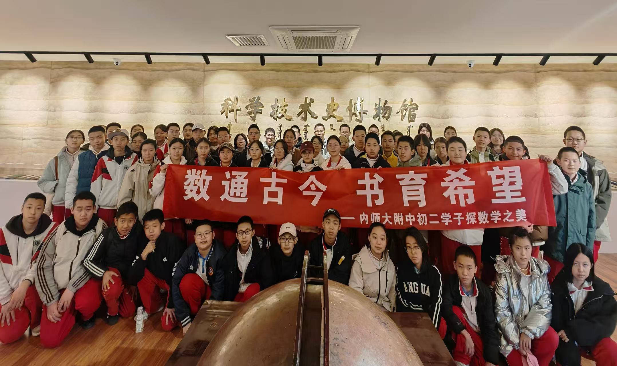 中学生参观展览现场3.jpg