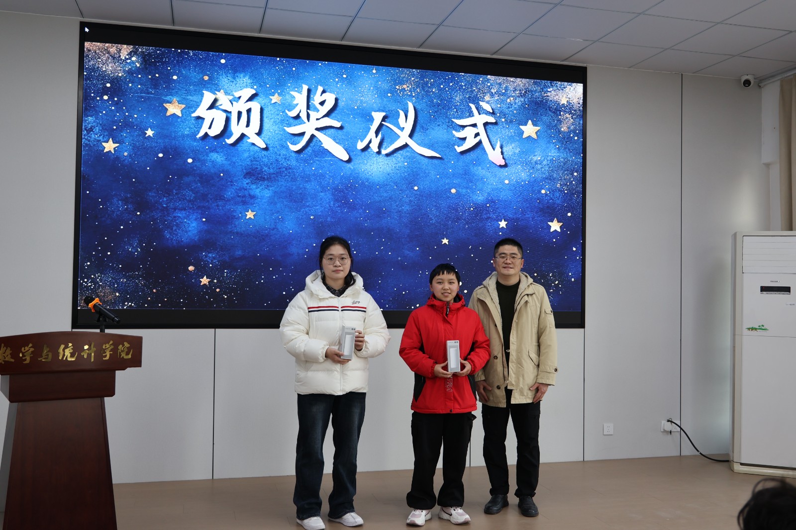 10幸运奖颁奖.jpg
